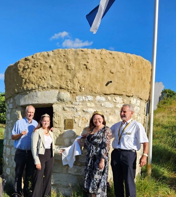 Enthüllung der Prämierungstafel, v.l.n.r. Prof. Dr. Axel Poweleit, Weinkönigin Jule Hill, VG Alzey-Land, Rheinhessiche Weinprinzessin Laura Schlösser, Bruderrat Dr. Werner Dahmen vom Prämierungsausschuß. (Bild:Sieè)